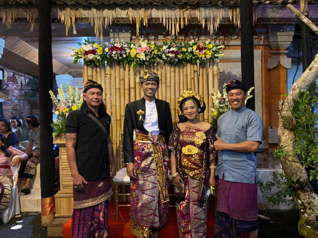 Perbekel Petang Hadiri Undangan Upacara Pawiwahan,di Br Angantiga